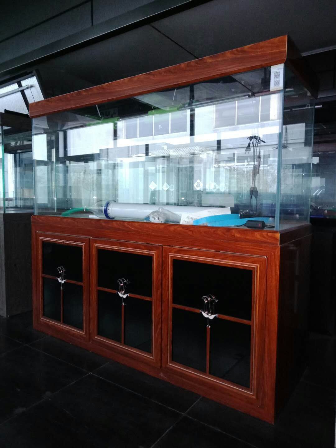 蘇州水族館超白龍魚魚缸定制批發(fā)（水族館超白龍魚魚缸定制批發(fā)）