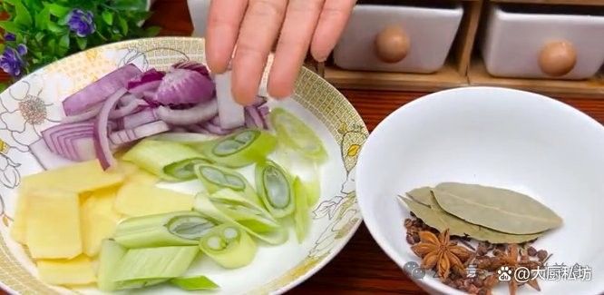 干煸菜肴炸后如何瀝油（干煸四季豆瀝油的正確做法，比飯店的還好吃大成子尋味）
