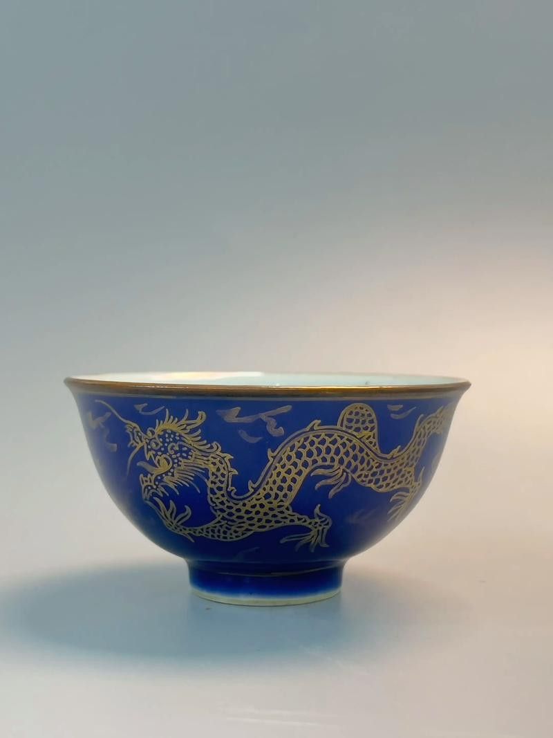 如何鑒定藍底金龍紋瓷器的真偽？（藍底金龍紋瓷器真偽鑒定技巧）