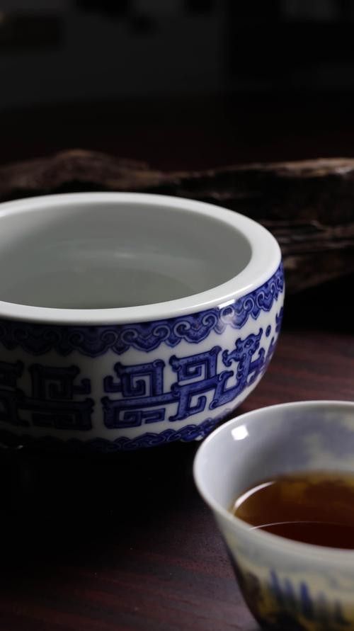 給我一些夔龍紋和蟠龍紋的瓷器圖片（夔龍紋和蟠龍紋是中國古代瓷器上常見的裝飾圖案） 給我一些夔龍紋和蟠龍紋的瓷器圖片（夔龍紋和蟠龍紋是中國古代瓷器上常見的裝飾圖案） 龍魚百科 第18張