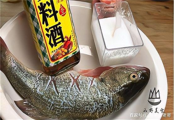 紅龍魚清蒸時如何腌制？（大廚教你一個清蒸紅龍魚技巧，鮮嫩無腥味）