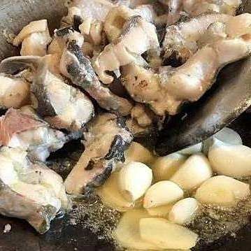 給我一些鱘龍魚切片的菜譜（家常菜美食，鱘龍魚切片需要腌制多久？） 給我一些鱘龍魚切片的菜譜（家常菜美食，鱘龍魚切片需要腌制多久？） 龍魚百科 第3張