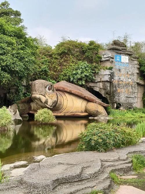 湖光巖神龜和龍魚雕像的歷史背景（中國最美火山口湖光巖神龜和龍魚雕像建造時間是什么時候）