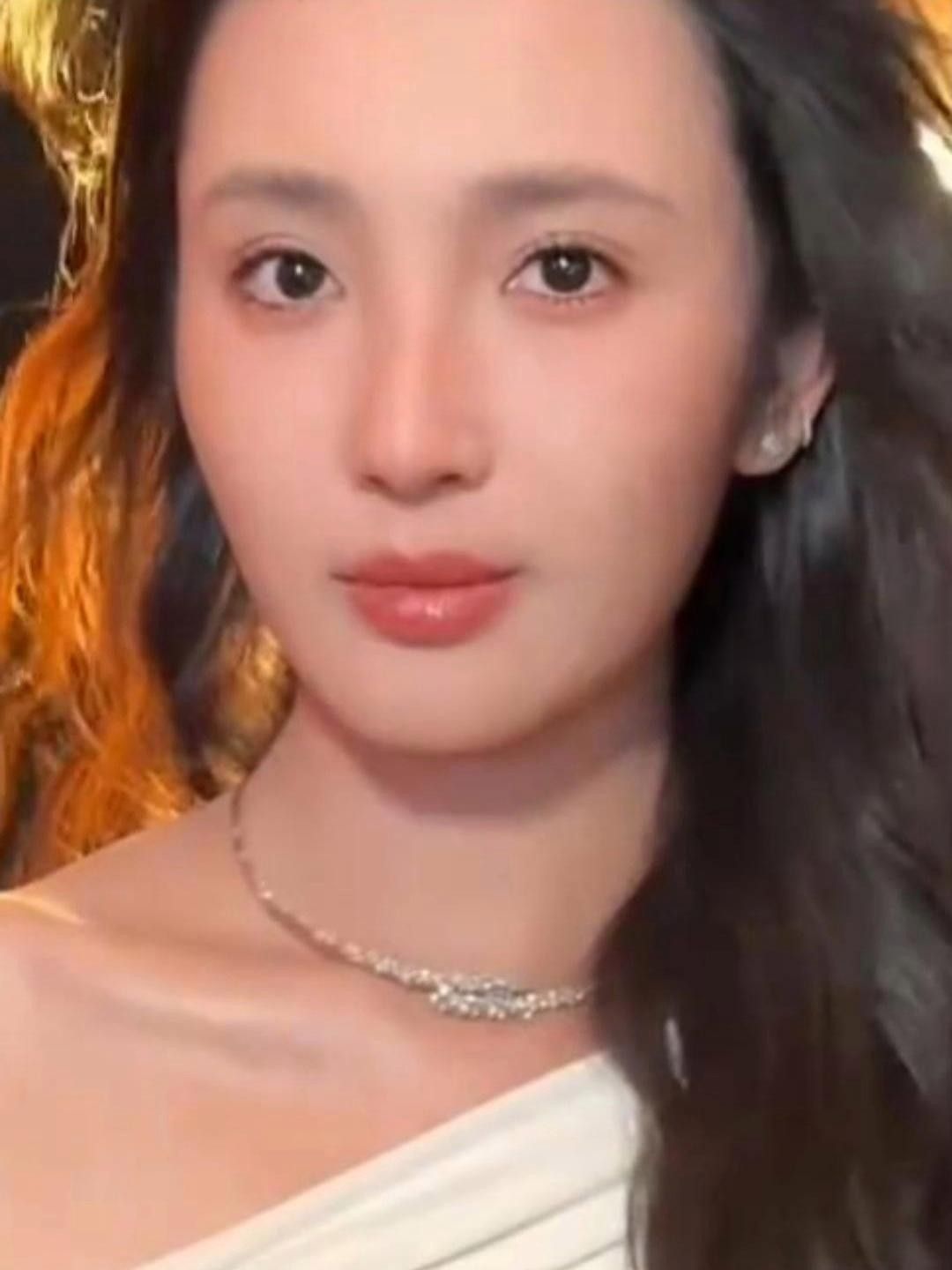 王紫璇李鴻其官宣結(jié)婚（王紫璇李鴻其官宣結(jié)婚,登封撒糖超甜蜜,三年愛情長(zhǎng)跑聽）