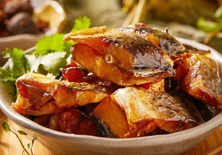 如何區分野生鱘魚和鱘龍魚（如何區分野生鱘魚和鱘龍魚（人工養殖鱘魚）和鱘魚的區別）