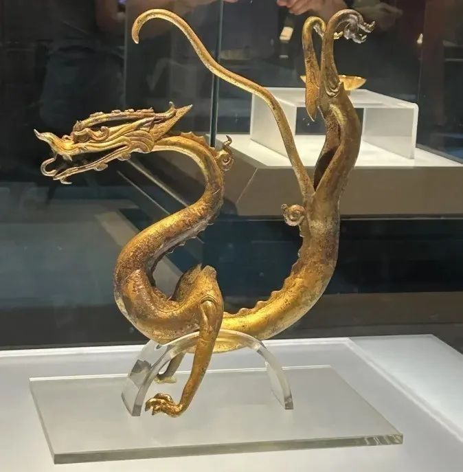 遼代金帶銅龍紋與唐代有何區別？（代金帶銅龍紋與唐代銅器上的龍紋在風格上存在明顯的區別）