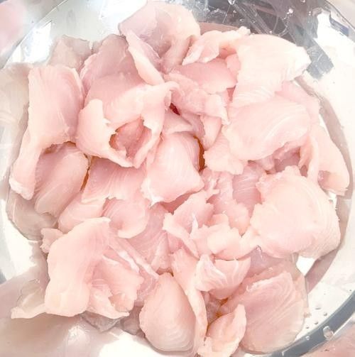 如何區分巴沙魚片和龍魚片（如何區分巴沙魚和龍魚片和龍魚片，龍利魚和巴沙魚的區別）