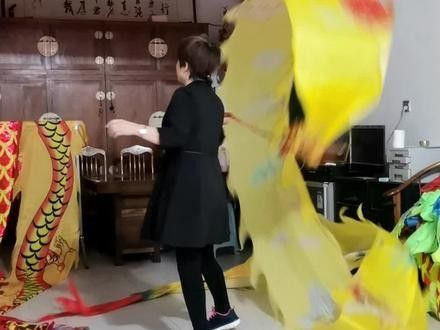 如何訓練過背金龍魚認主（如何訓練過背金龍魚認主，過背金龍魚認主后會有哪些表現）