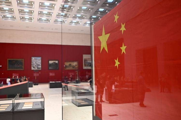 哪些博物館有紅底黑龍旗的展出（紅底黑龍旗在哪些歷史事件中使用過紅底黑龍旗的設計者是誰）