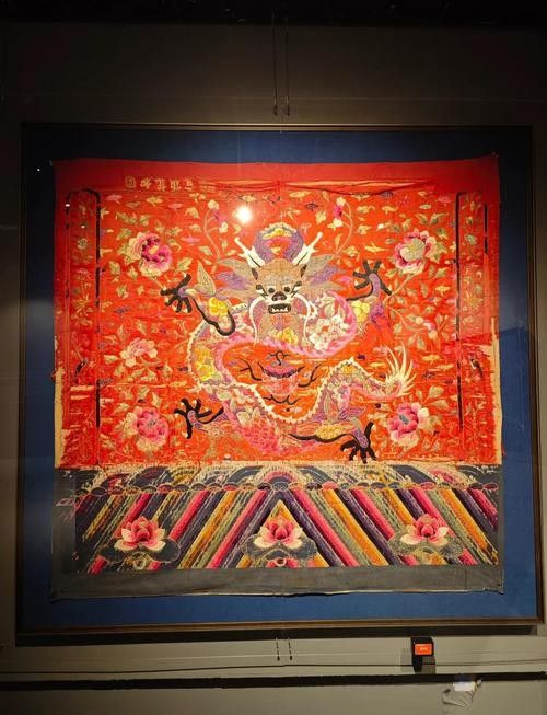 哪些博物館有紅底黑龍旗的展出（紅底黑龍旗在哪些歷史事件中使用過紅底黑龍旗的設計者是誰）