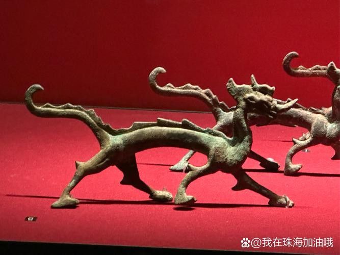 哪些博物館有紅底黑龍旗的展出（紅底黑龍旗在哪些歷史事件中使用過紅底黑龍旗的設計者是誰）