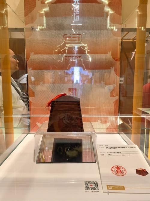 哪些博物館有紅底黑龍旗的展出（紅底黑龍旗在哪些歷史事件中使用過紅底黑龍旗的設計者是誰）