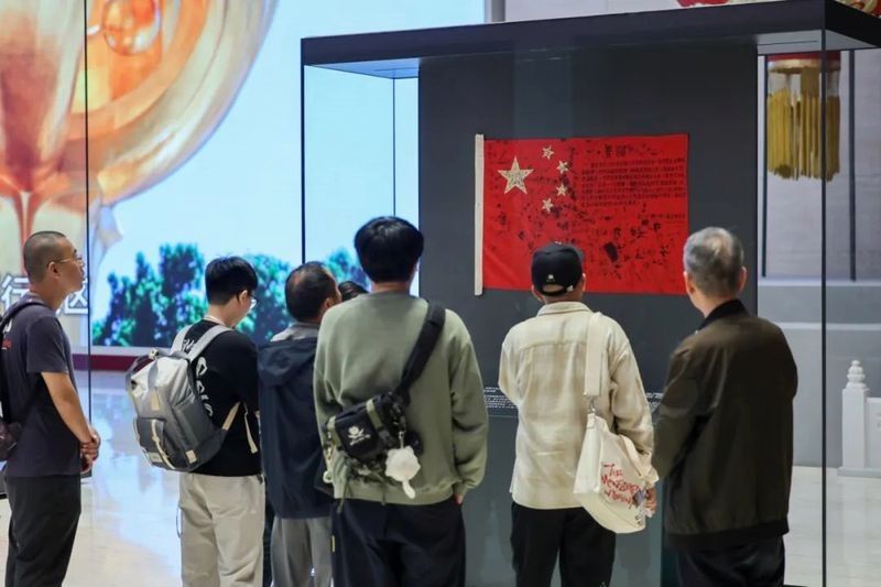 哪些博物館有紅底黑龍旗的展出（紅底黑龍旗在哪些歷史事件中使用過紅底黑龍旗的設計者是誰）