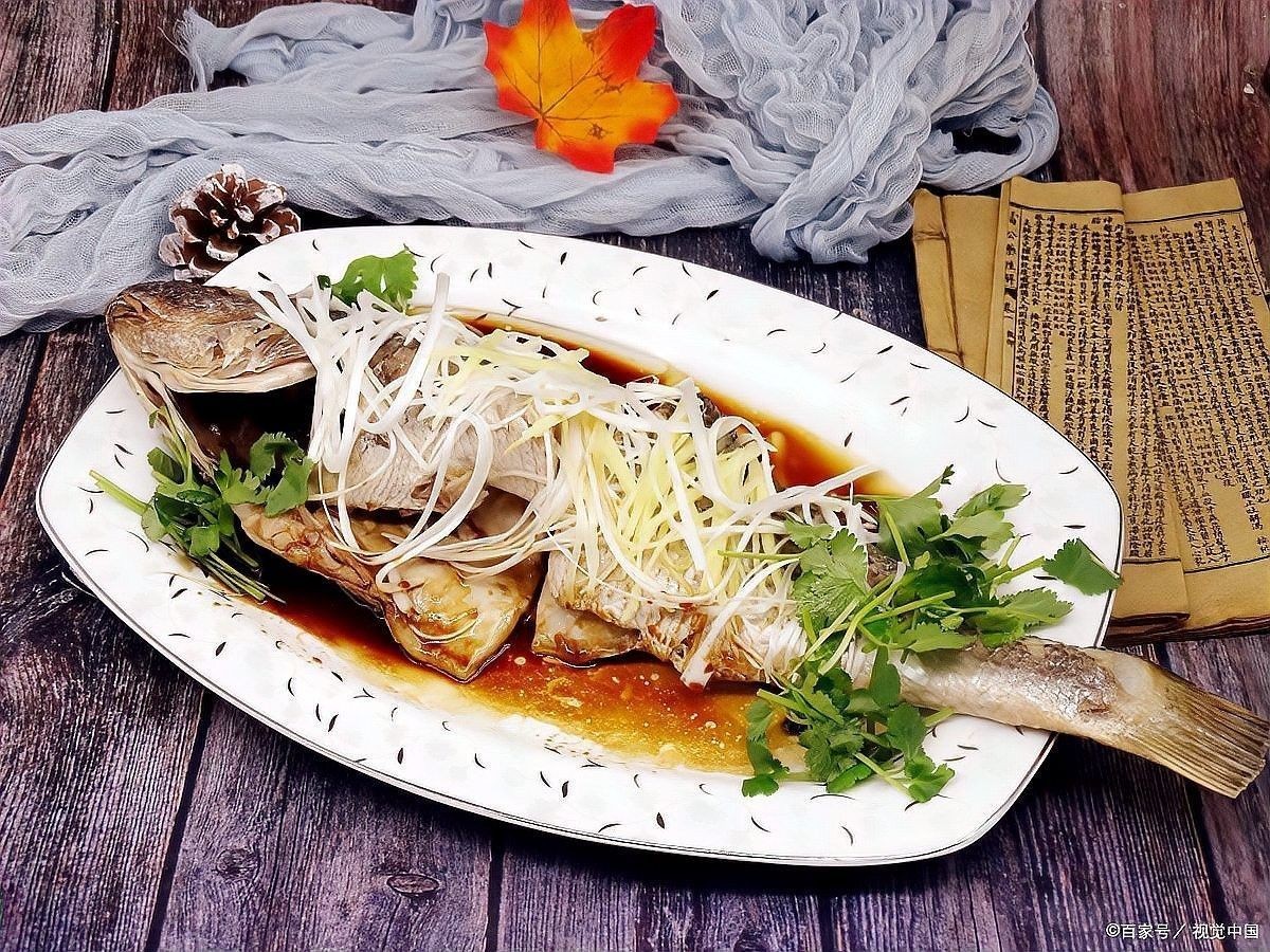 金龍魚(yú)清蒸后如何調(diào)味？（清蒸魚(yú)怎么去除腥味只要記住這3種）