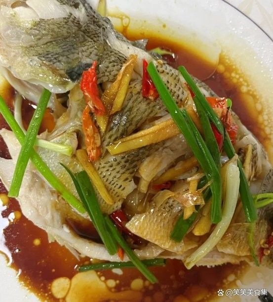 金龍魚清蒸后如何調味？（清蒸魚怎么去除腥味只要記住這3種）