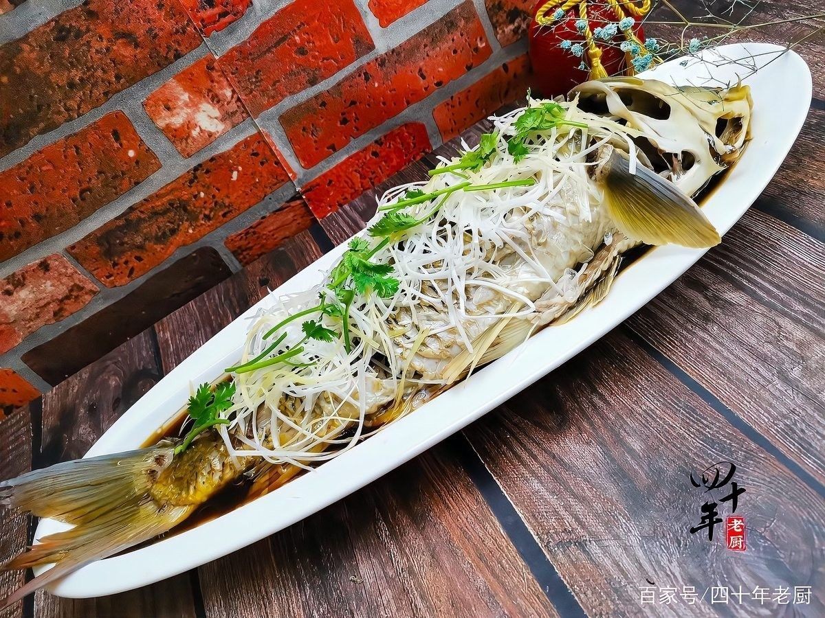 金龍魚清蒸后如何調味？（清蒸魚怎么去除腥味只要記住這3種）