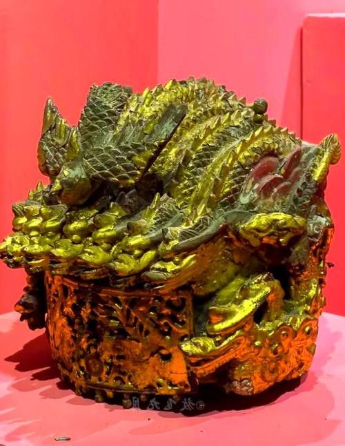 有哪些著名的生龍藝術品？（中國歷史上最著名的生龍藝術品：《龍袍》-龍袍）