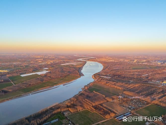 濟南黃河岸畔現“金色巨龍”（濟南黃河岸畔現“金色巨龍”奇觀）
