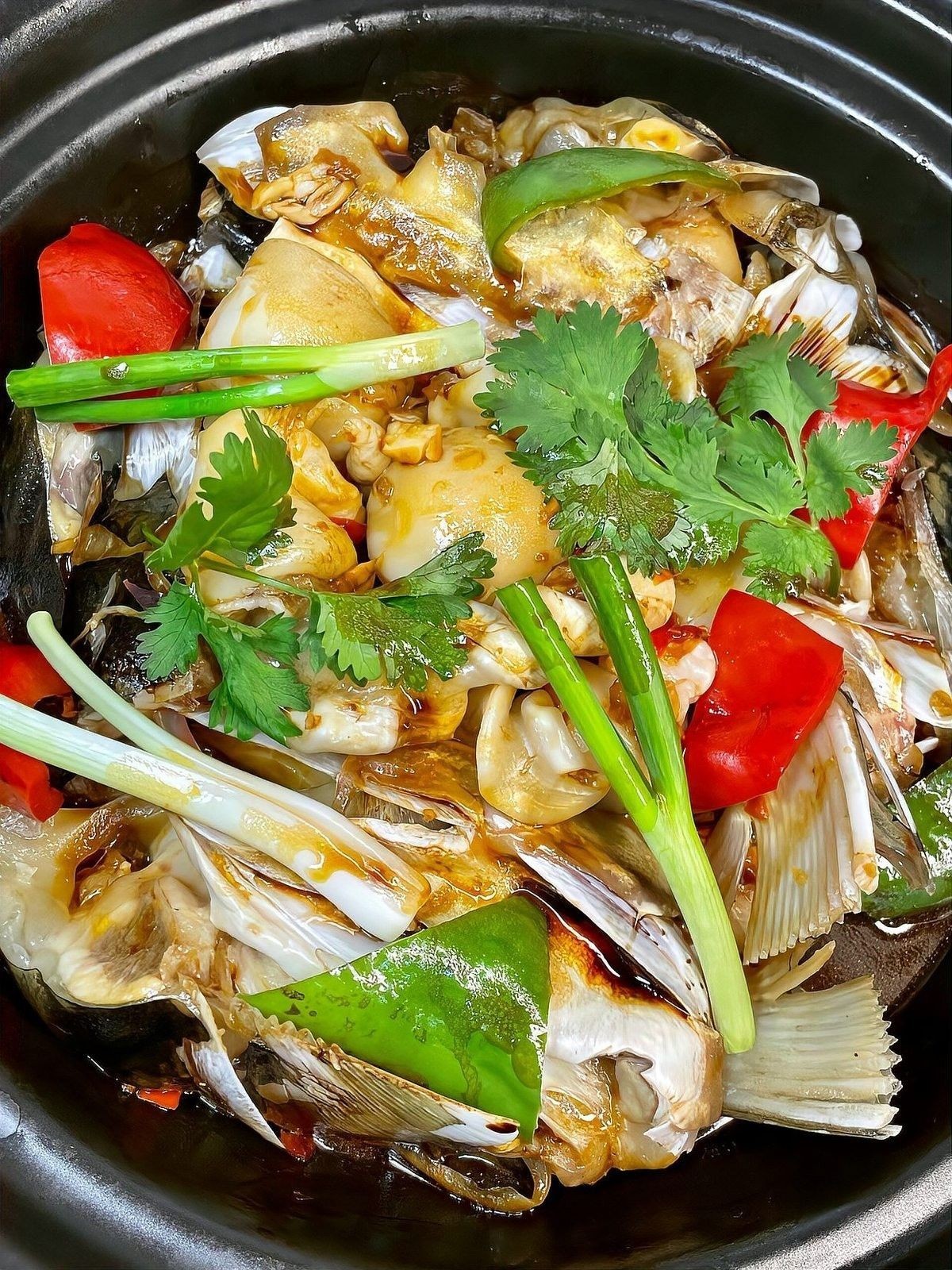 潮汕砂鍋魚頭怎么做才正宗（正宗潮汕砂鍋魚頭的正宗做法，鮮香嫩滑無腥味）