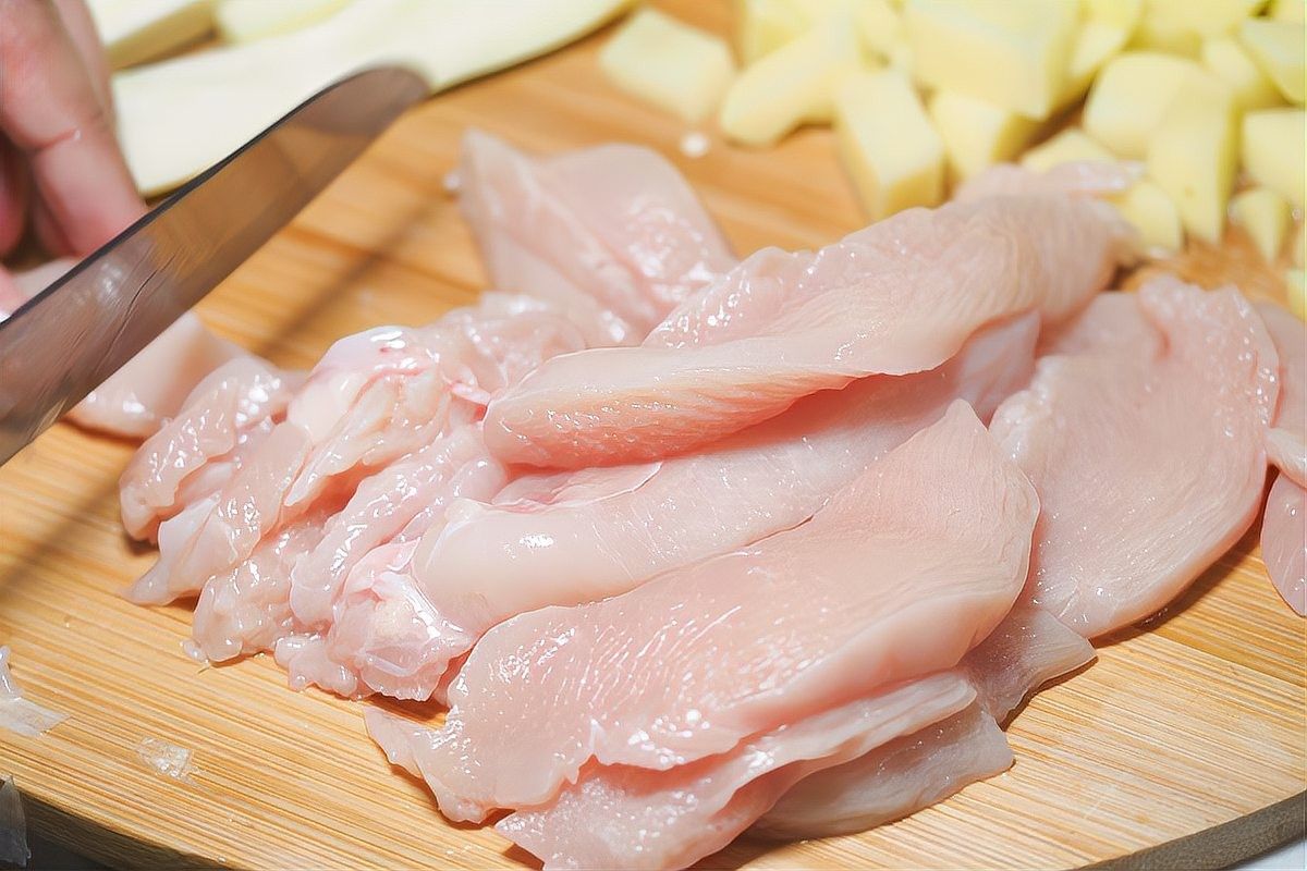 龍魚(yú)能不能吃雞胸肉（龍魚(yú)可以吃雞胸肉嗎龍魚(yú)吃雞胸肉有哪些好處） 龍魚(yú)能不能吃雞胸肉（龍魚(yú)可以吃雞胸肉嗎龍魚(yú)吃雞胸肉有哪些好處） 觀賞魚(yú)百科 第6張