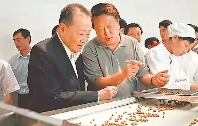 郭孔豐的背景如何（他是馬來西亞華人企業家，出生家庭沒法決定）