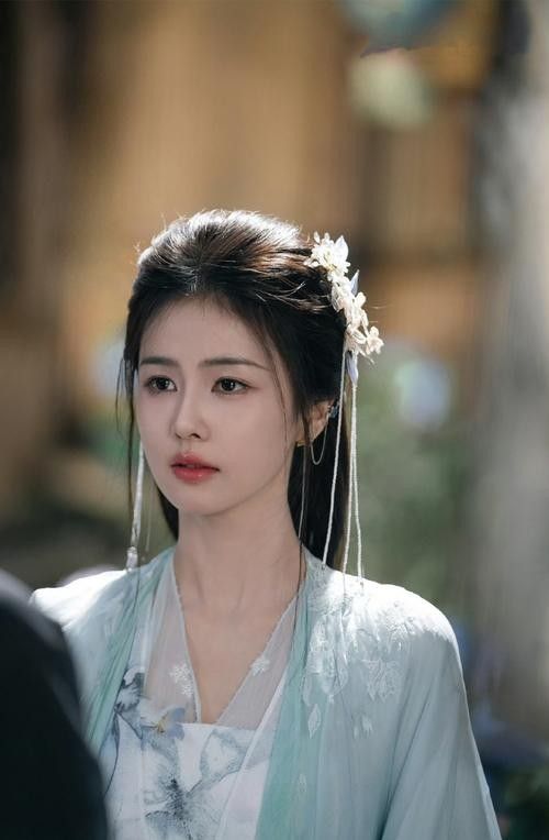 白鹿被贊“美神降臨”（娛說(shuō)時(shí)尚微博視界大會(huì)白鹿出席視界大會(huì)“美神降臨”造型太驚艷）