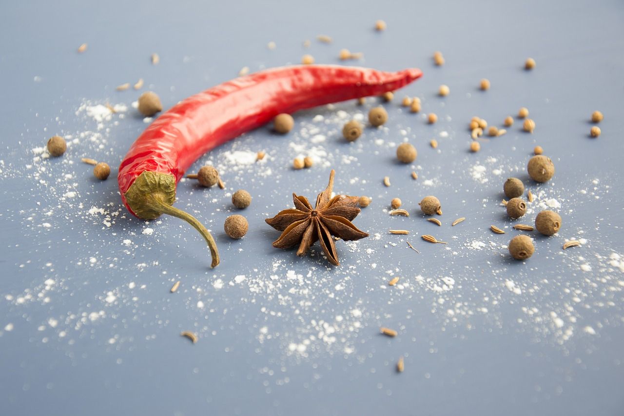 龍魚在魚缸快速游動怎么回事（龍魚一直在魚缸中間游）