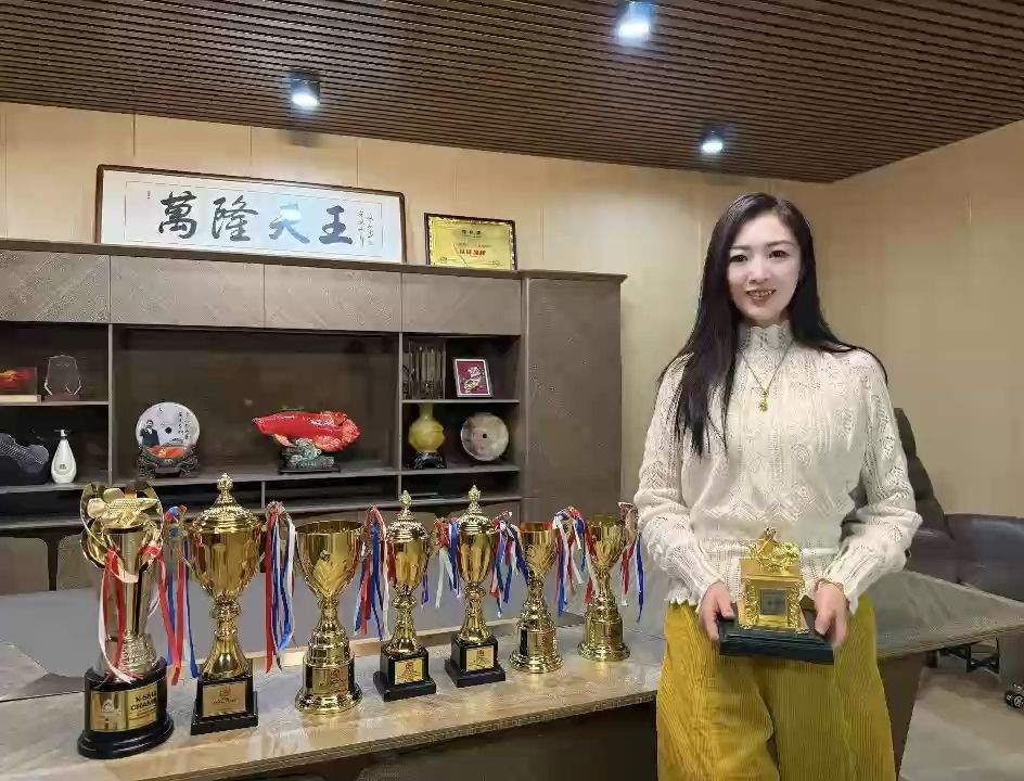 2025年國內(nèi)外龍魚賽事告一段落。
這段旅程的每一份精彩，都離不開業(yè)界每一位朋友的鼎力支持與魚友們的深情陪伴。
賽事落幕，熱愛不散，初心未改。
未來，我們將帶著這份沉甸甸的信任再接再厲，始終以嚴苛標準把控龍魚品質(zhì)，以真誠服務(wù)回饋每一份期待，持續(xù)為業(yè)界搭建更優(yōu)質(zhì)的交流橋梁，與各位<strong><mark>同仁</mark></strong>攜手深耕行業(yè)、共促龍魚文化傳播。
期待下一年度，與大家再度相聚，共賞鱗光盛宴，共創(chuàng)行業(yè)新篇！
#萬隆天王紅龍 #龍魚 #紅龍 #觀賞魚