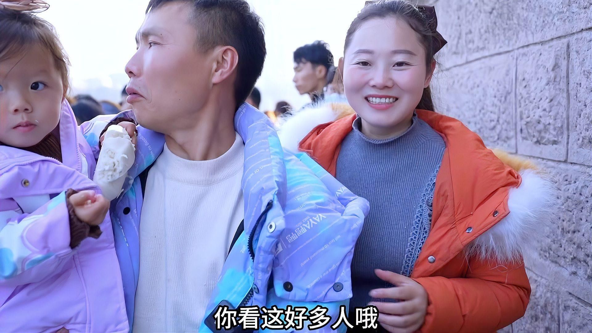 長江的野生魚，被宜賓人喂成了觀賞魚，四川宜賓野生魚喂成了觀賞魚，江里黑壓壓一片