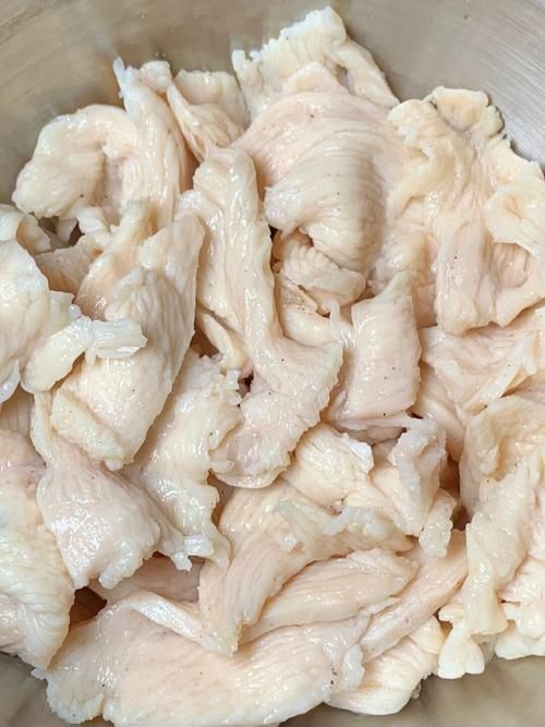 如何處理雞胸肉以適應龍魚食用？（雞胸肉處理以適應龍魚食用）