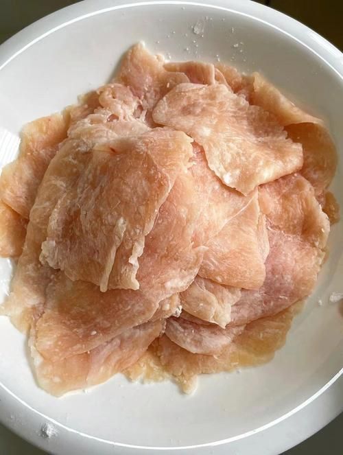 如何處理雞胸肉以適應龍魚食用？（雞胸肉處理以適應龍魚食用）