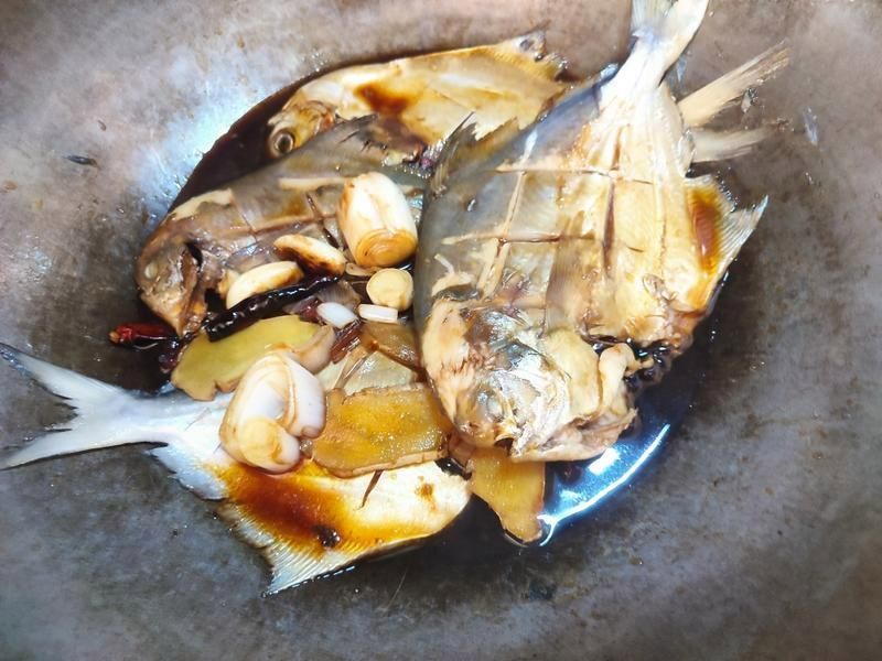有沒(méi)有更簡(jiǎn)單的紅燒金龍魚(yú)方法？（紅燒金龍魚(yú)做法）
