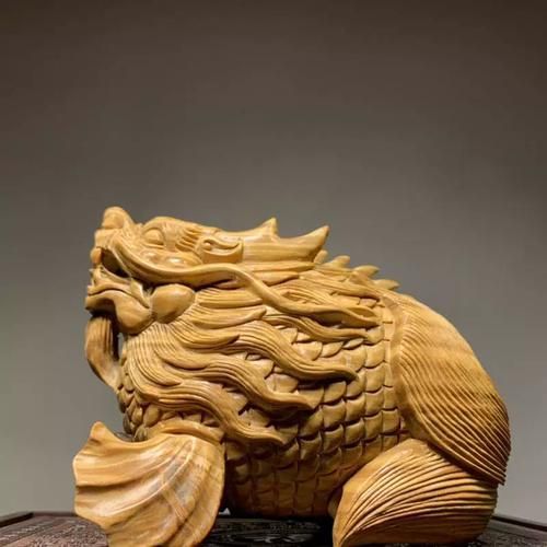 有哪些材質(zhì)的龍魚擺件比較好（新中式家居玄關(guān)龍魚臺擺件）
