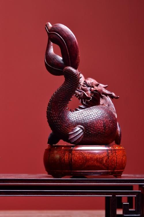 有哪些材質(zhì)的龍魚擺件比較好（新中式家居玄關(guān)龍魚臺擺件）