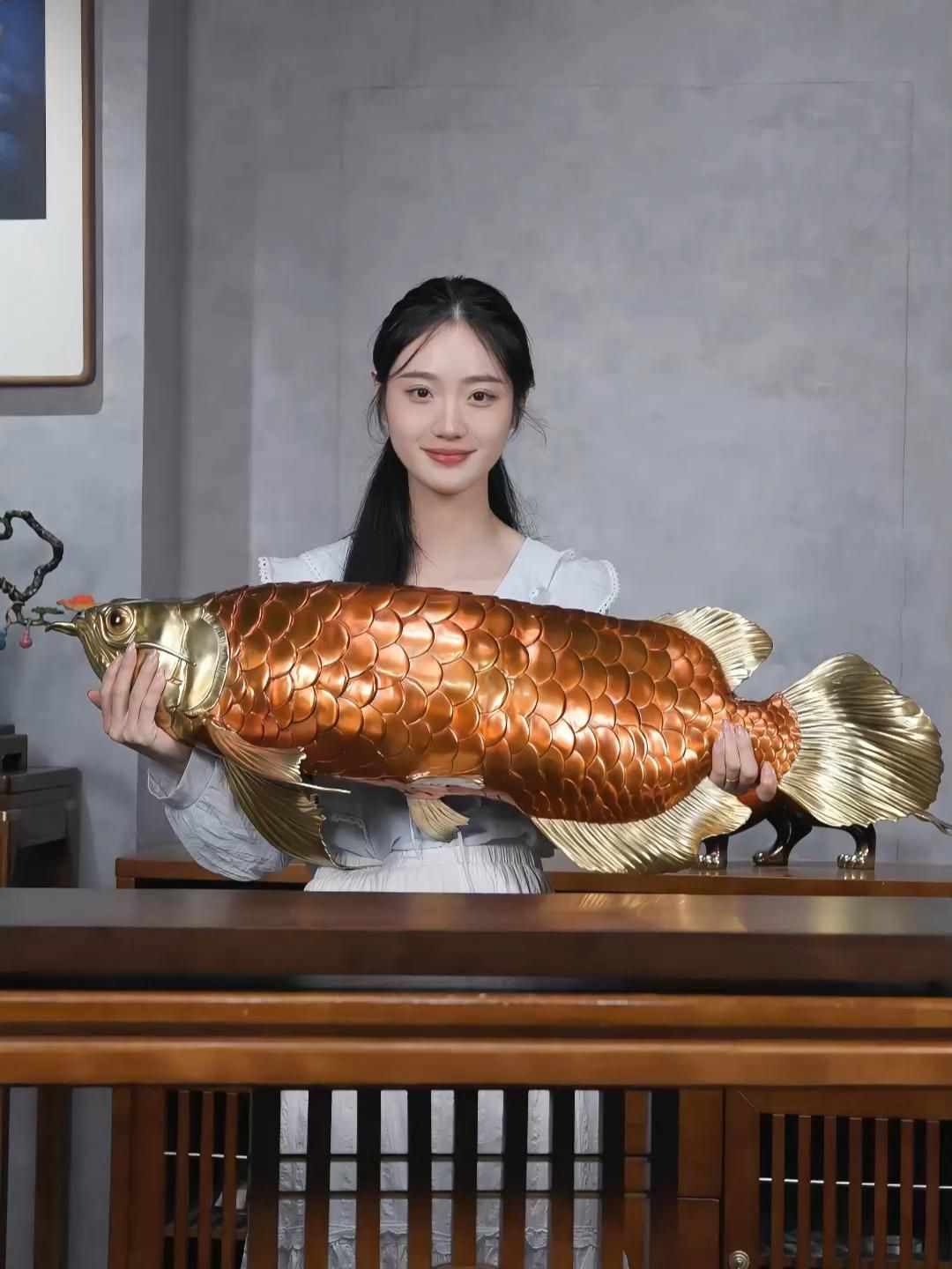 有哪些材質(zhì)的龍魚擺件比較好（新中式家居玄關(guān)龍魚臺擺件）