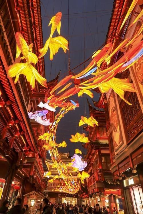 龍水元素在現(xiàn)代設(shè)計中的挑戰(zhàn)有哪些（文元素案例（如豫園燈會、泉林竹沼景觀、水彩龍技法））