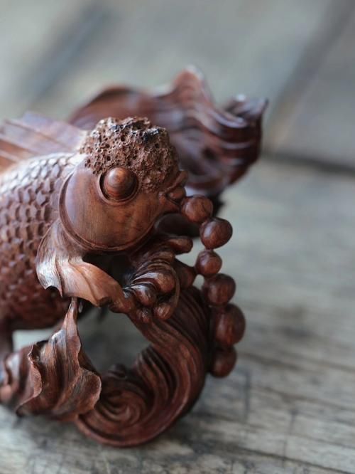 給我一些木雕金魚的圖片，木雕金魚的藝術(shù)魅力