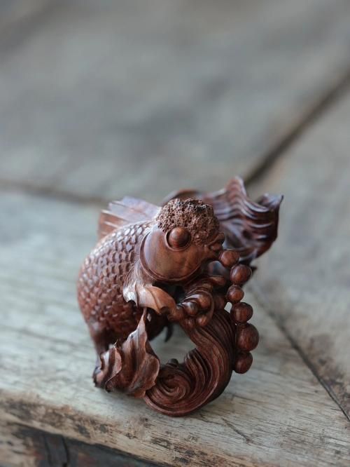 給我一些木雕金魚的圖片，木雕金魚的藝術(shù)魅力