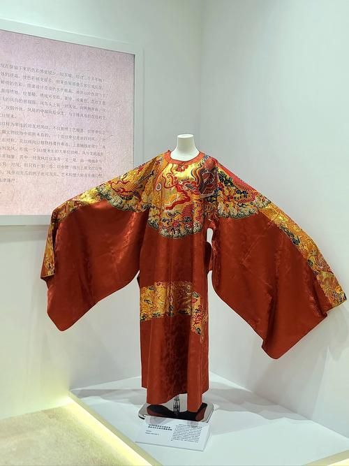 紅龍服飾有哪些經典款式，紅龍服飾的經典款式 紅龍服飾有哪些經典款式，紅龍服飾的經典款式 龍魚百科 第11張