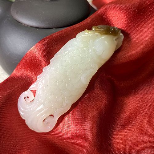 如何判斷玉石魚擺件的材質，如何區分真假玉石魚擺件