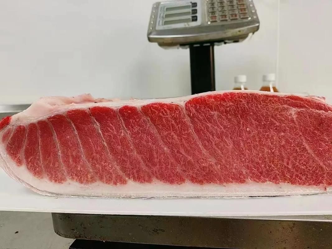 如何選擇新鮮的金槍魚，新鮮的金槍魚應考慮以下幾個關鍵因素：觀察金槍魚的顏色