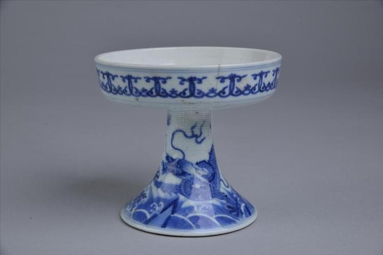 魚化龍紋飾在現(xiàn)代瓷器中的應(yīng)用，景德鎮(zhèn)青花瓷魚化龍杯:傳統(tǒng)工藝與現(xiàn)代審美文藝游者