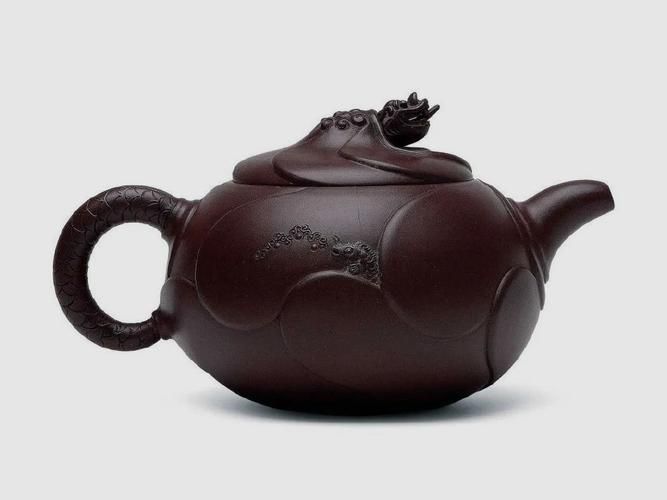 魚化龍紋飾在現(xiàn)代瓷器中的應(yīng)用，景德鎮(zhèn)青花瓷魚化龍杯:傳統(tǒng)工藝與現(xiàn)代審美文藝游者