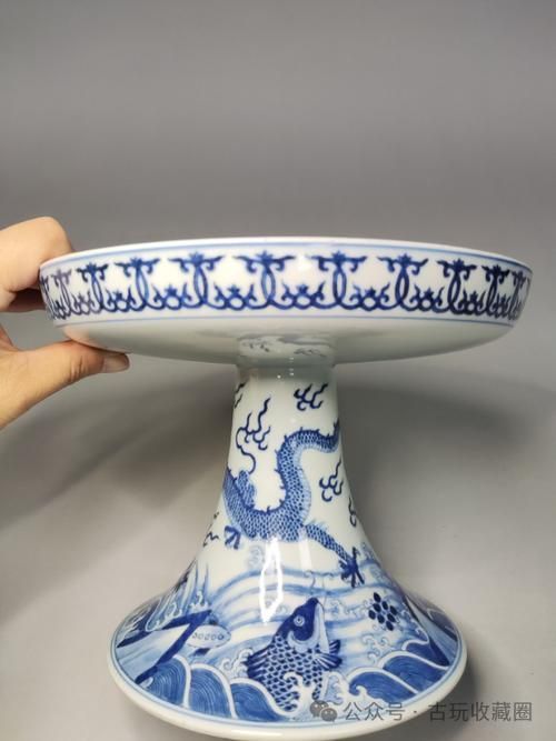 魚化龍紋飾在現(xiàn)代瓷器中的應(yīng)用，景德鎮(zhèn)青花瓷魚化龍杯:傳統(tǒng)工藝與現(xiàn)代審美文藝游者