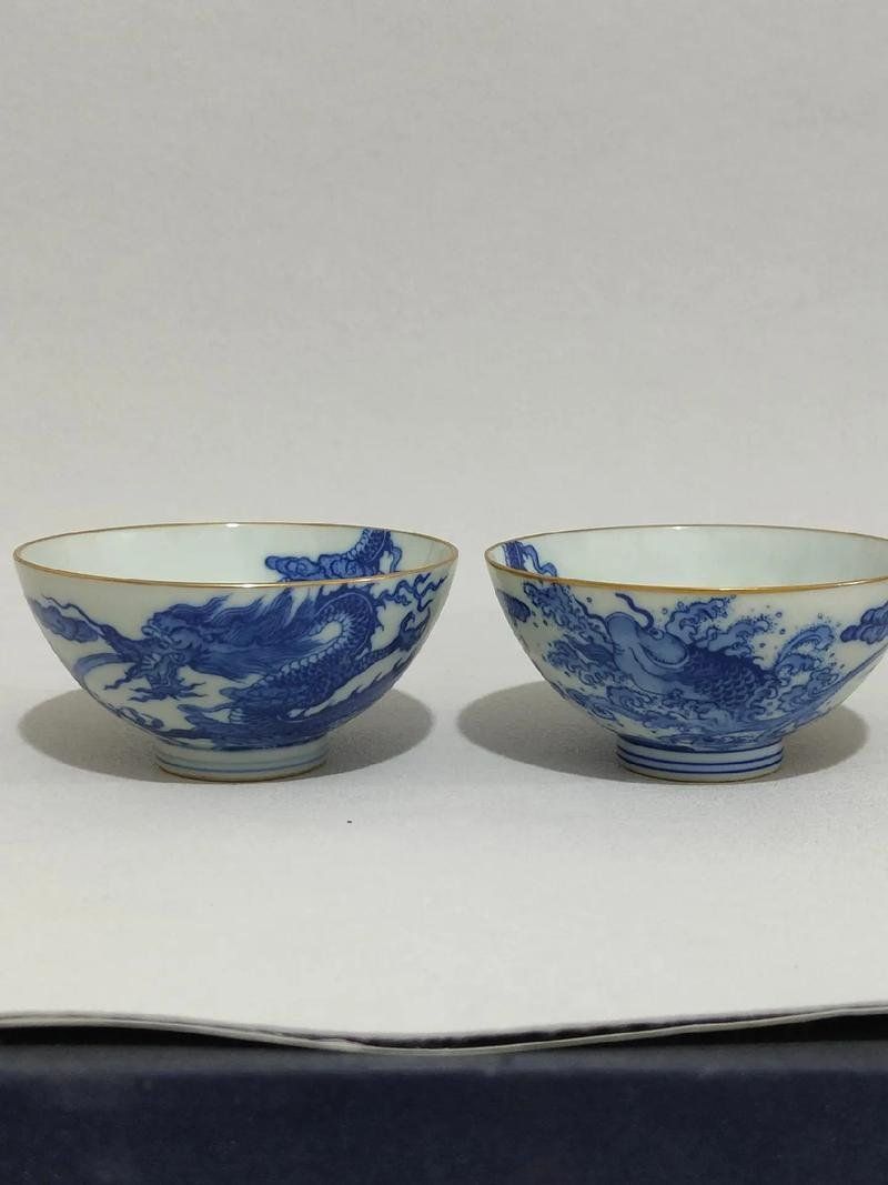 魚化龍紋飾在現(xiàn)代瓷器中的應(yīng)用，景德鎮(zhèn)青花瓷魚化龍杯:傳統(tǒng)工藝與現(xiàn)代審美文藝游者