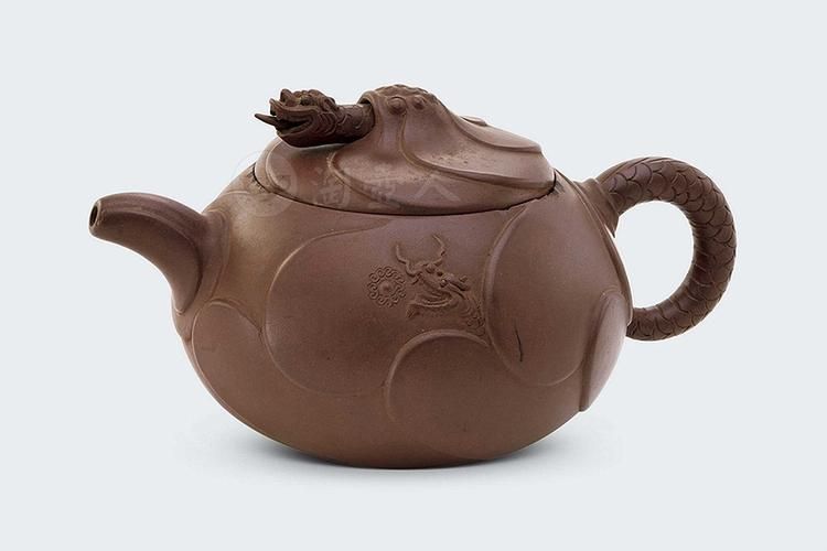 魚化龍紋飾在現(xiàn)代瓷器中的應(yīng)用，景德鎮(zhèn)青花瓷魚化龍杯:傳統(tǒng)工藝與現(xiàn)代審美文藝游者
