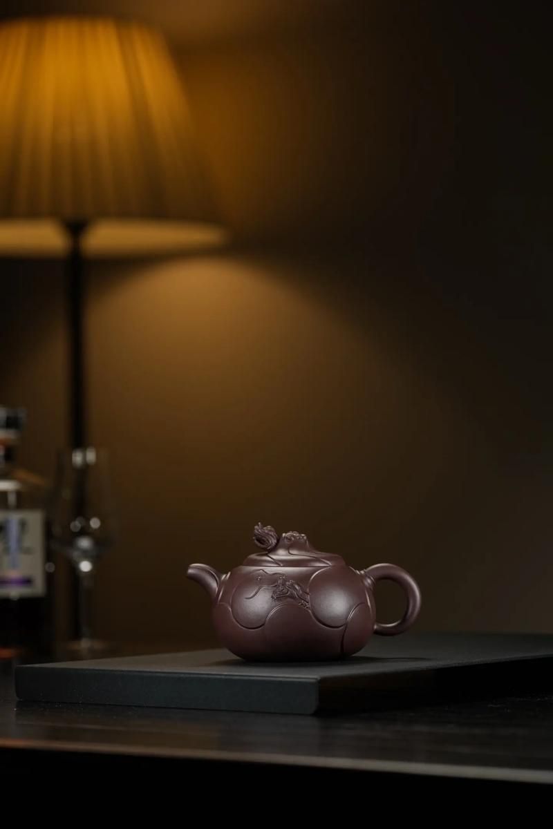 魚化龍紋飾在現(xiàn)代瓷器中的應(yīng)用，景德鎮(zhèn)青花瓷魚化龍杯:傳統(tǒng)工藝與現(xiàn)代審美文藝游者