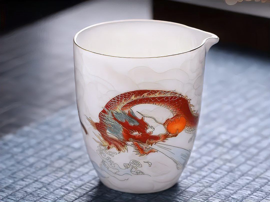 魚化龍紋飾在現(xiàn)代瓷器中的應(yīng)用，景德鎮(zhèn)青花瓷魚化龍杯:傳統(tǒng)工藝與現(xiàn)代審美文藝游者