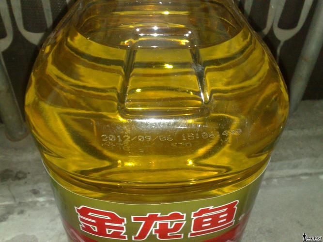 給我一些區分真假金龍魚的圖片示例，區分真假金龍魚防偽特征對照表