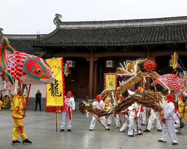 五夫龍魚戲有哪些獨特的表演技巧，五夫龍魚戲的獨特之處在于“以舞敘事、以器傳神”